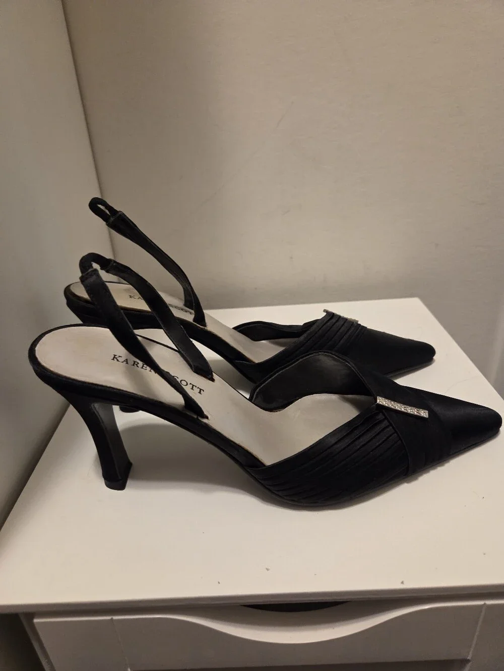 Karen Scott sleek pointed